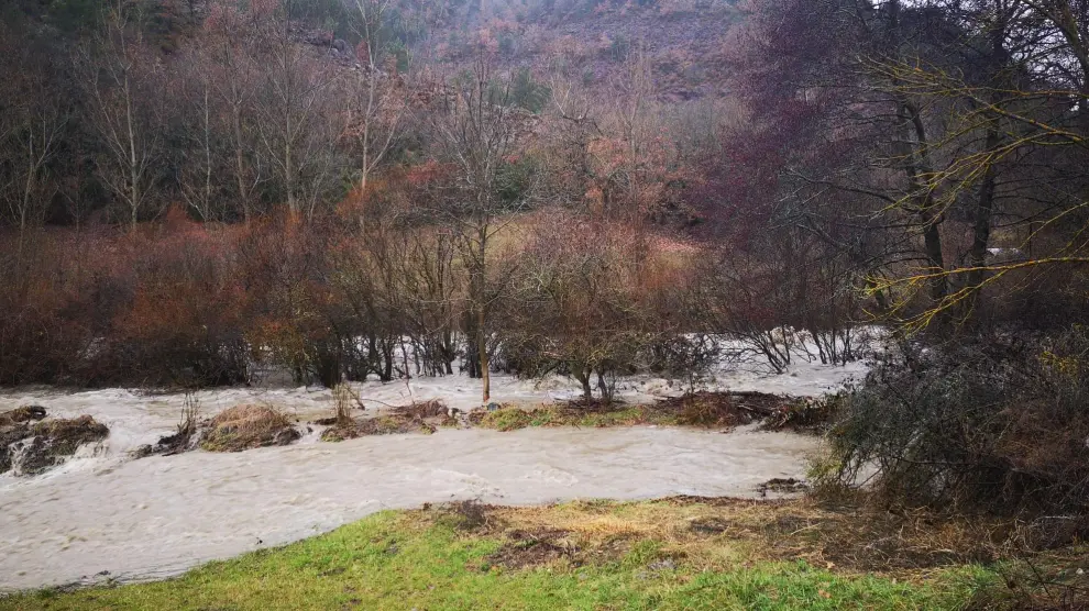 El río Baliera se ha desbordado en la localidad de Noales sin causar daños.