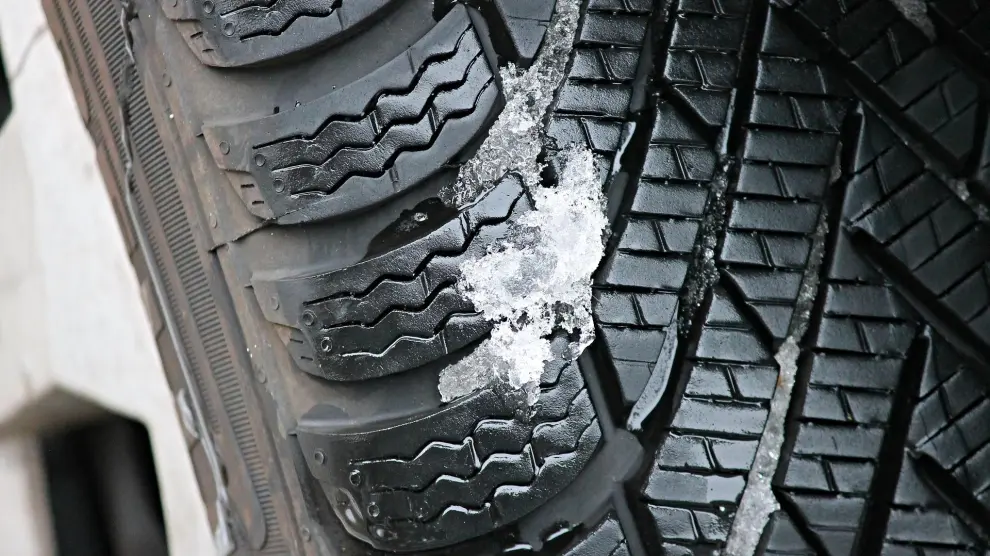 Los neumáticos de invierno ofrecen un mayor rendimiento a temperaturas menores de 7 grados centígrados.