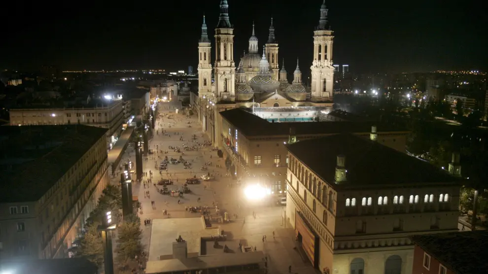 Imagen aérea y nocturna de la plaza del Pilar de Zaragoza.