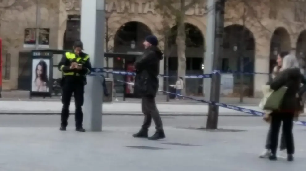 La Policía Local de Zaragoza ha acordonado la plaza de Aragón por el fuerte viento.