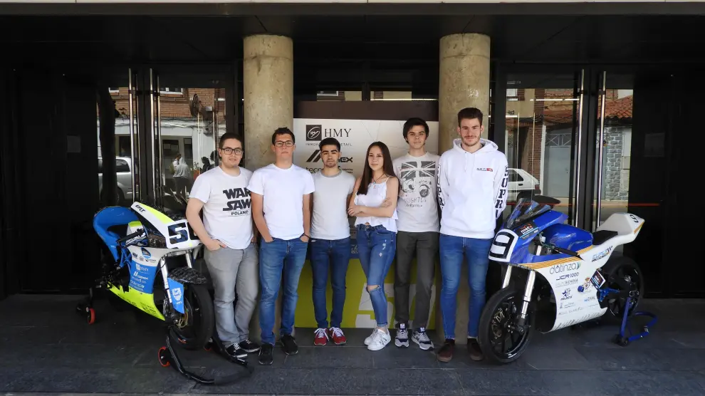 Los alumnos de la Escuela Universitaria Politécnica de La Almunia posan junto a las motocicletas diseñadas por sus predecesores para la V edición de la competición MotoStudent.