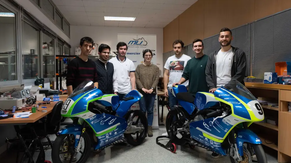 Algunos de los miembros del equipo de la Escuela de Ingeniería y Arquitectura de la Universidad de Zaragoza junto a las motocicletas con las que compitieron en la pasada edición.