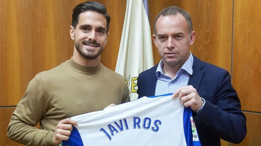 Javi Ros, con el presidente Christian Lapetra, en el acto de la firma de renovación y continuidad del contrato del capitán zaragocista, este lunes al mediodía en la sede del club.