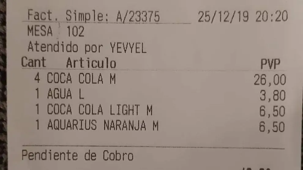 Sablazo navideño en un bar de Palma: 43 euros por seis refrescos y un agua.