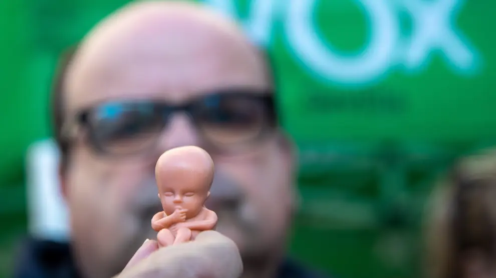 Vox ha repartido en Sevilla muñecos que simulan ser fetos de 14 semanas de gestación, en el acto central de este partido de su campaña contra el aborto.