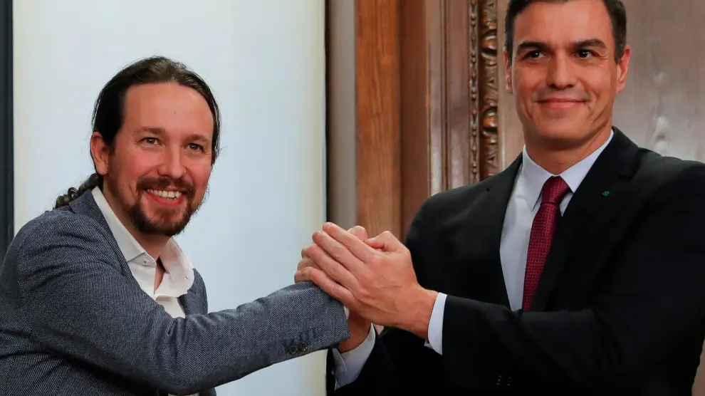 Spain's acting Prime Minister Pedro Sanchez and Unidas Podemos (Together We Can) leader Pablo Iglesias shake hands as they present their coalition agreement at Spain's Parliament in Madrid, Spain, December 30, 2019. REUTERS/Susana Vera [[[REUTERS VOCENTO]]] SPAIN-POLITICS/