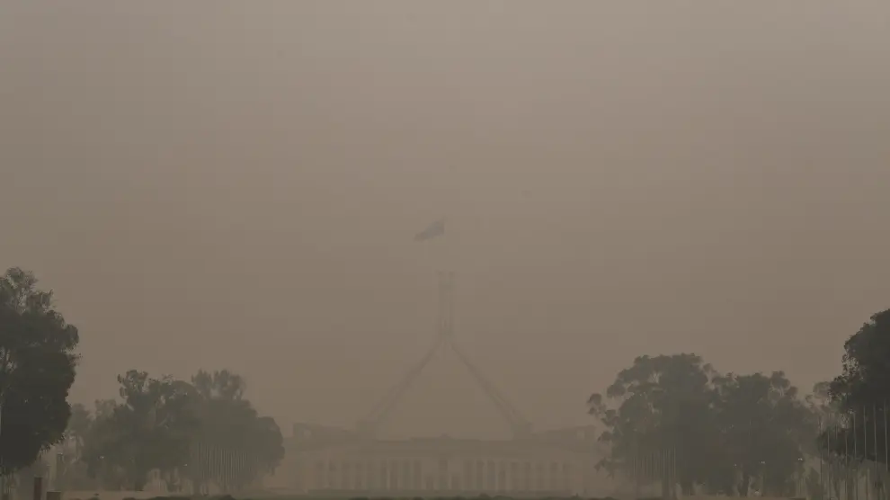 Vista del parlamento australiano en Canberra, bajo el humo.