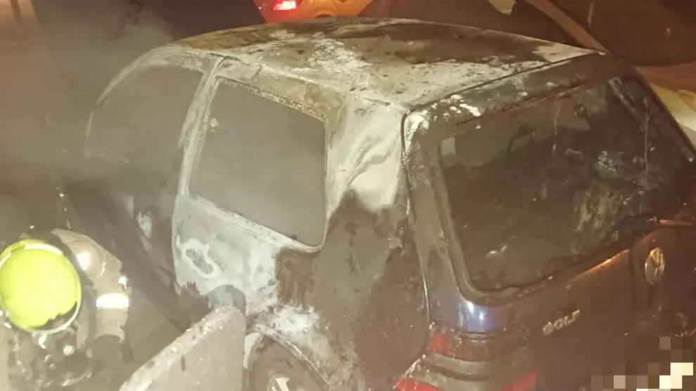 El vehículo en el que se originó el fuego ha sufrido daños importantes.