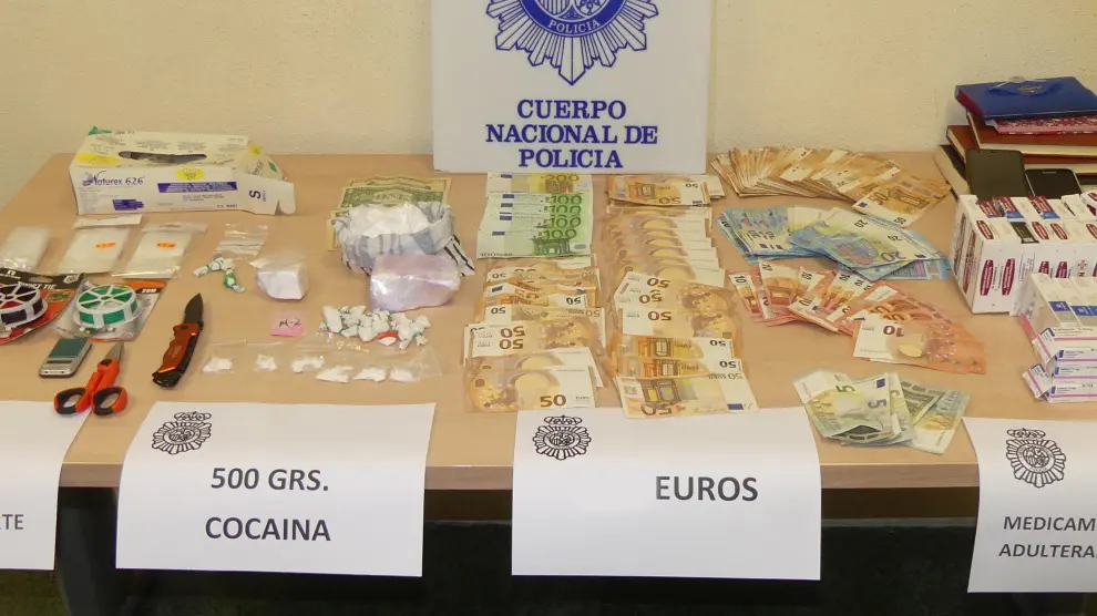 Drogas y dinero incautado por la Policía en una operación contra el tráfico de droga en Zaragoza.