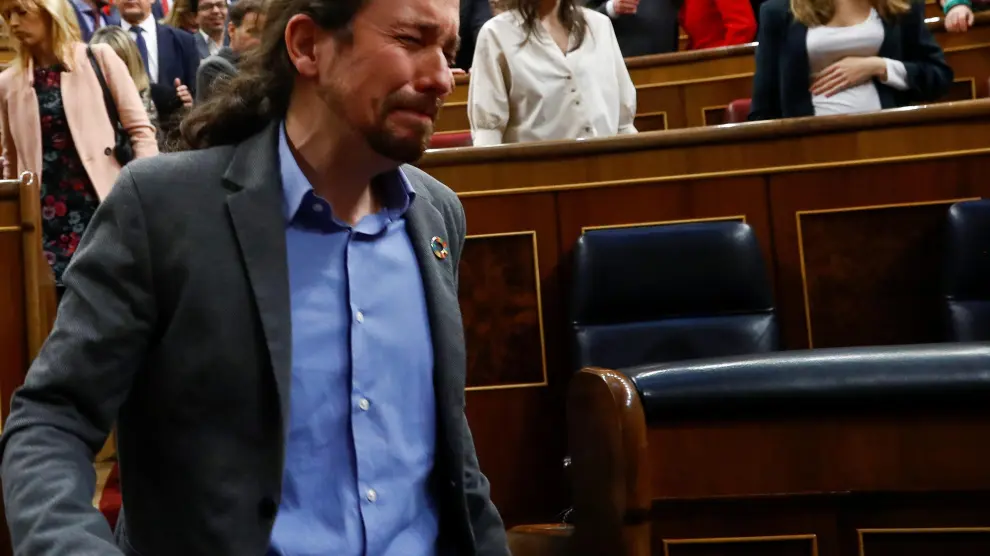 Pablo Iglesias rompe a llorar tras la votación de investidura de Pedro Sánchez.