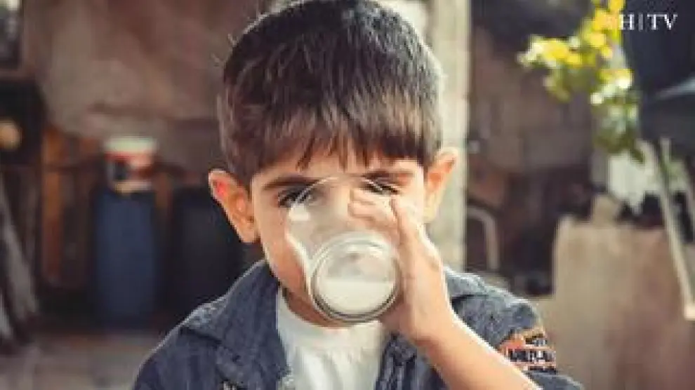 Bebidas azucaradas, zumos, leche... los niños beben desde bien pequeños una gran cantidad de líquidos además del agua. Pero ¿todos son adecuados? ¿Cuáles deben y no deben beber hasta los 5 años?