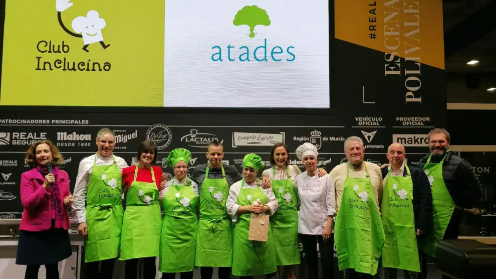 Todos los componentes del equipo de Atades, con los cocineros y responsables de Madrid Fusión.