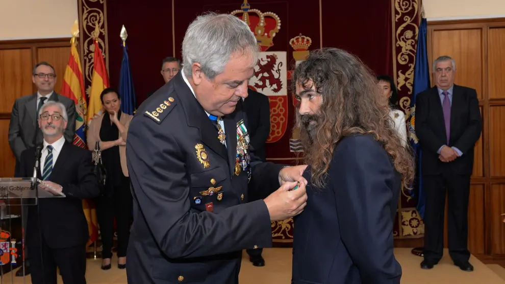 Imposición al juez Jerónimo Cano de la Cruz al Mérito Policial con Distintivo Blanco en la celebración del Día de la Policía en 2015 en Teruel.