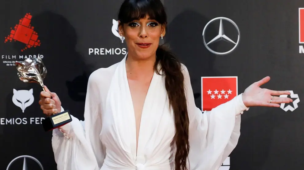 La actriz Belén Cuesta posa con el galardón a "Mejor Actriz Protagonista de una película" en la gala de Premios Feroz 2020