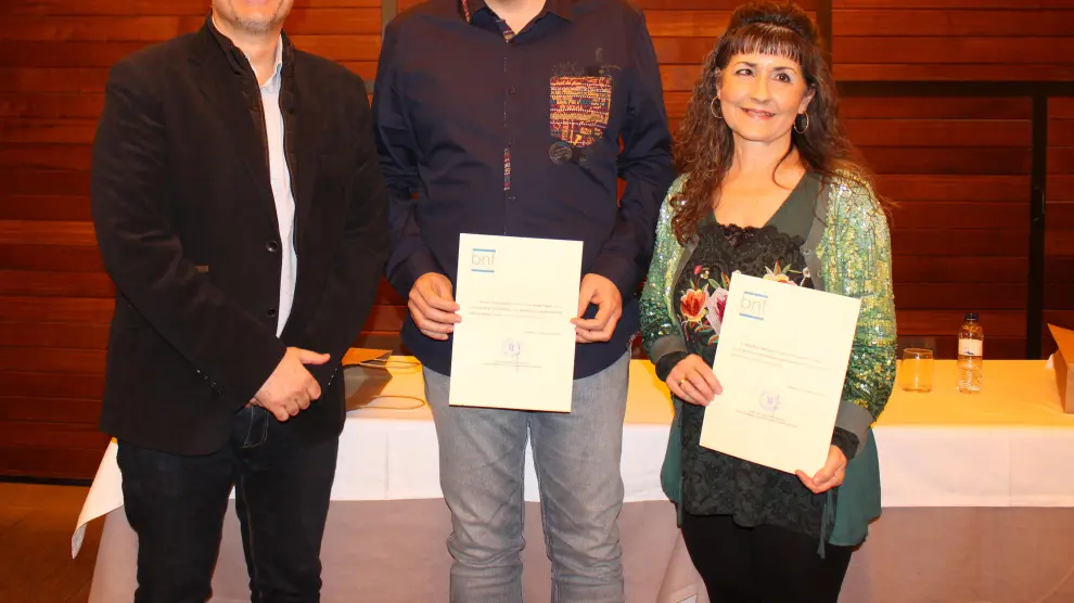 El concejal de Cultura, Juan Carlos García, a la izquierda, con los dos ganadores, Ernesto Tubía y Alicia Rojas.