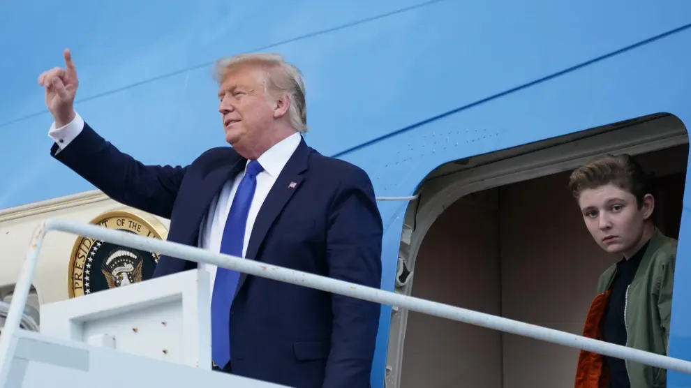 Trump, junto a su hijo Barron, en el avión presidencial Air Force One en Florida.