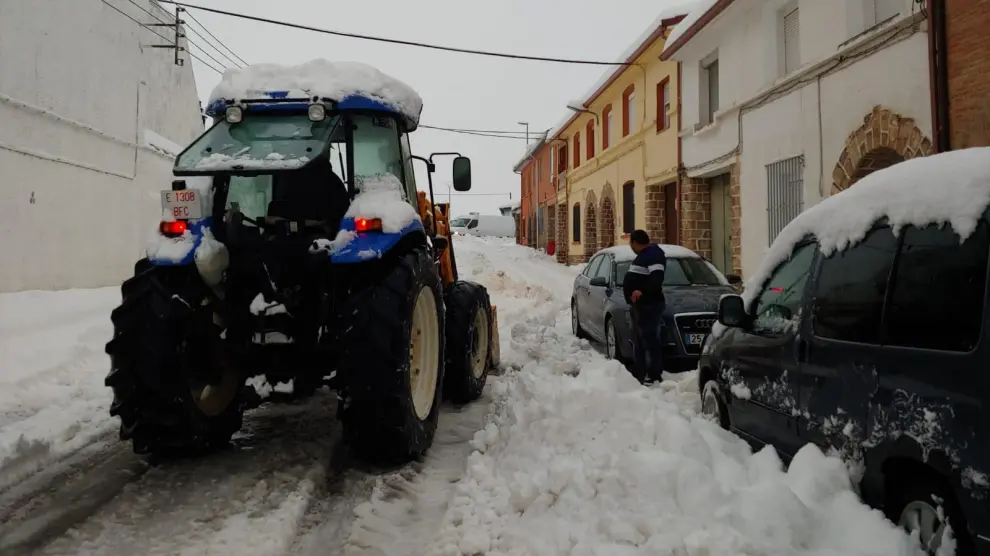 Un tractor retira la nieve acumulada junto al coche de Daniel
