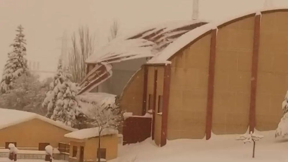 El techo del pabellón de Escucha, hundido por la nieve.