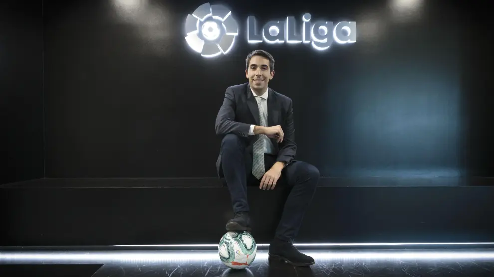 El zaragozano Marcos Pelegrín posa con un balón en la sede de LaLiga.