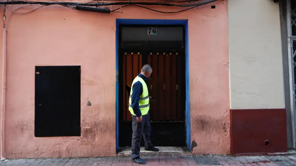 Un empleado de una empresa de seguridad cerraba este jueves la puerta del edificio desalojado en Pignatelli, 76, de Zaragoza.