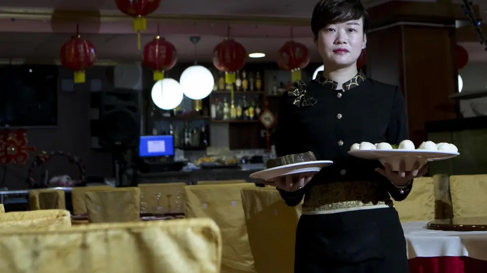Liao Yan Du en su restaurante de Zaragoza, preparada para dar la bienvenida al Año Nuevo chino.