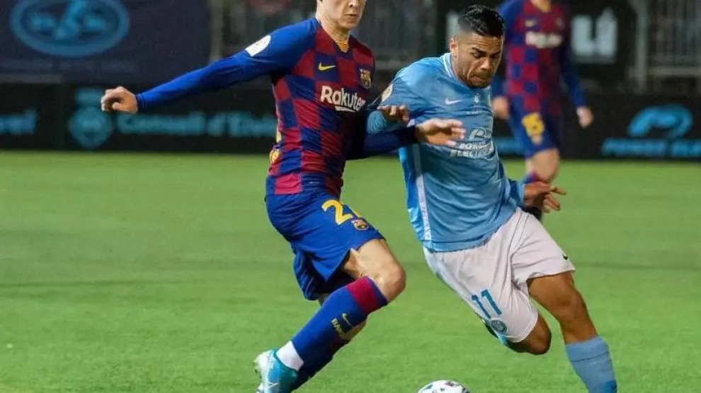 Raí Nascimento regatea a De Jong en el Ibiza-FC Barcelona de Copa de este pasado miércoles.