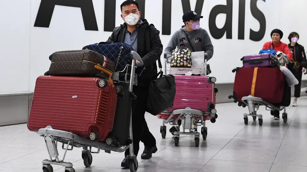 Aeropuerto de Heathrow donde se han empezado a controlar los vuelos directos desde China.