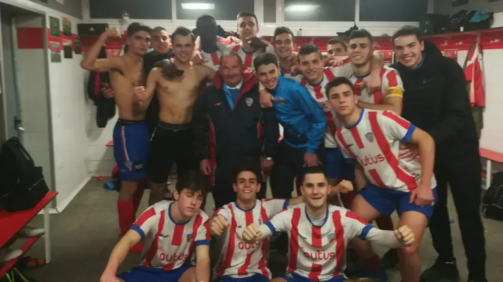 Plantilla del Monzón juvenil celebrando el resultado ante el Real Zaragoza juvenil B.