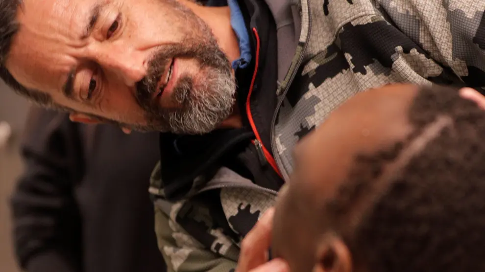 El cirujano Pedro Cavadas observa la cara de Emmanuelle, el niño congoleño de 10 años al que ha extirpado un tumor cráneo facial no maligno.