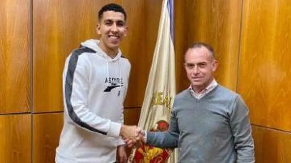 Jawad El Yamiq, al mediodía de este miércoles, 29 de enero, tras firmar su contrato con el Real Zaragoza en la sede del club en La Romareda.
