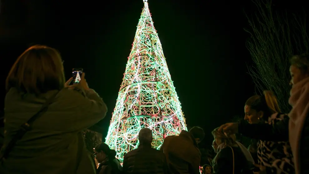 Vista del árbol de Navidad de la plaza de Paraíso el día de su encendido.