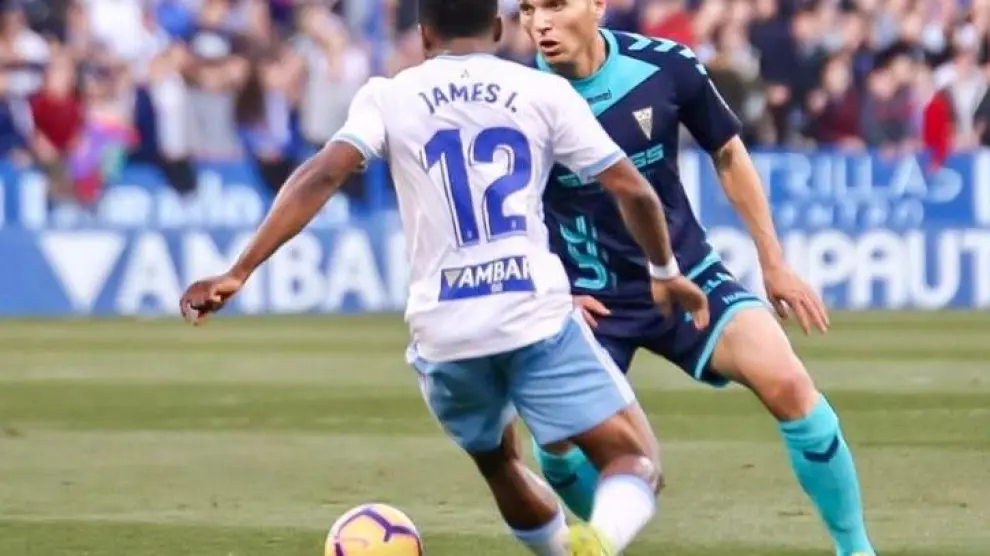 Dani Torres, con el Albacete (jugó cedido el año pasado allí por el Alavés) en el partido de la temporada anterior en La Romareda (0-0), disputa un balón a Igbekeme.