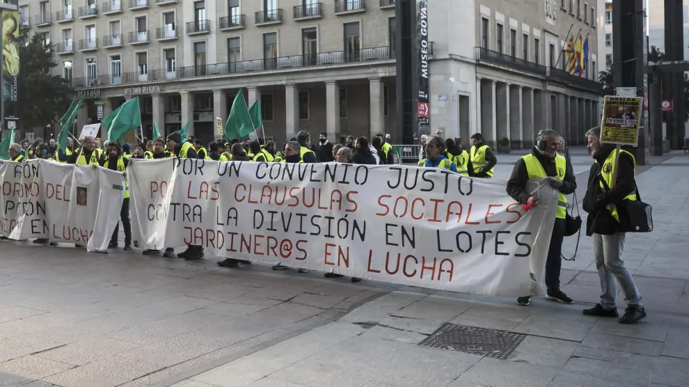 Concentración de los jardineros municipales la mañana de este viernes a las puertas del Ayuntamiento de Zaragoza.