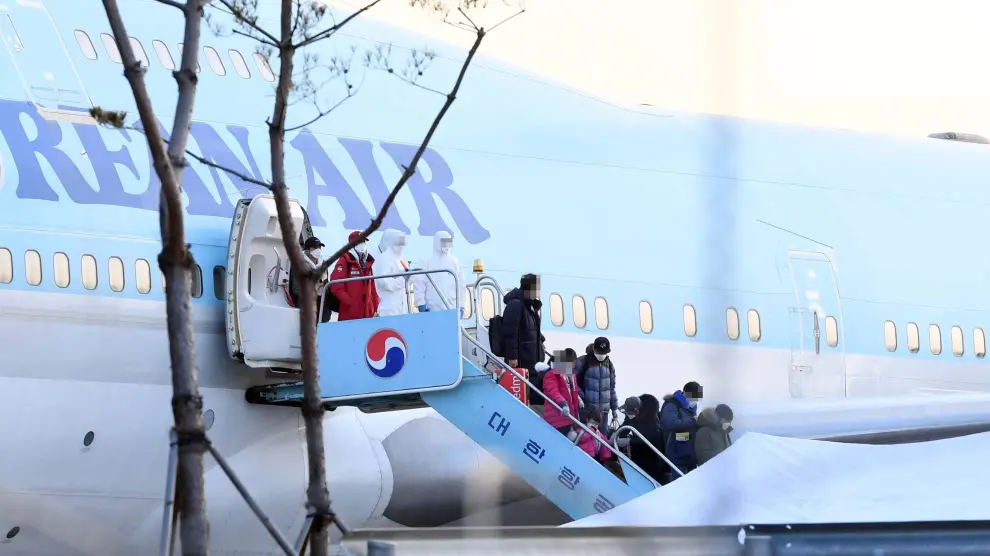 Gimpo (Korea, Republic Of), 31/01/2020.- People disembark from South Korea's first evacuation plane, carrying 367 nationals, arriving from the coronavirus-hit Chinese city of Wuhan, at Gimpo International Airport in Gimpo, South Korea, 31 January 2020. On 30 January, South Korea reported its sixth confirmed case of novel coronavirus. The virus originated in the Chinese city of Wuhan and has so far killed at least 213 people, infecting over 8,000 others, mostly in China. (Corea del Sur) EFE/EPA/YONHAP SOUTH KOREA OUT Wuhan evacuees arrive in South Korea