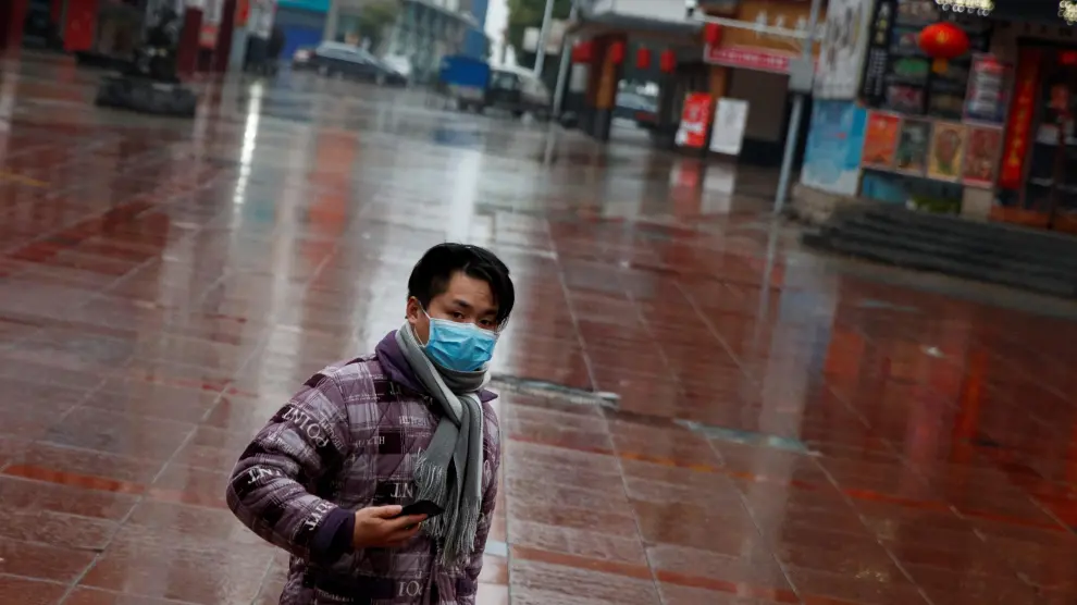 Un hombre con una máscara en un centro comercial de Jiujiang.