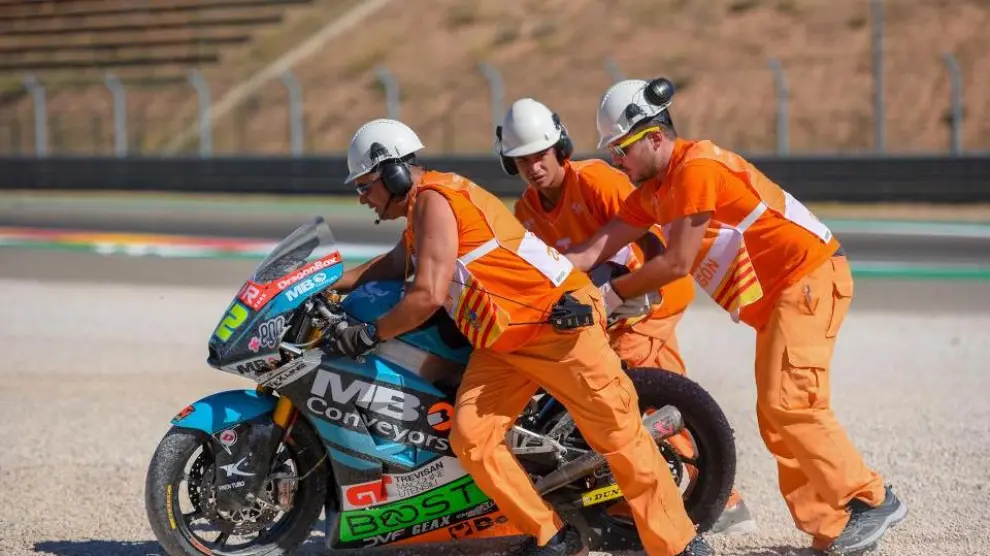 Comisarios realizando rescate en una competición de motos
