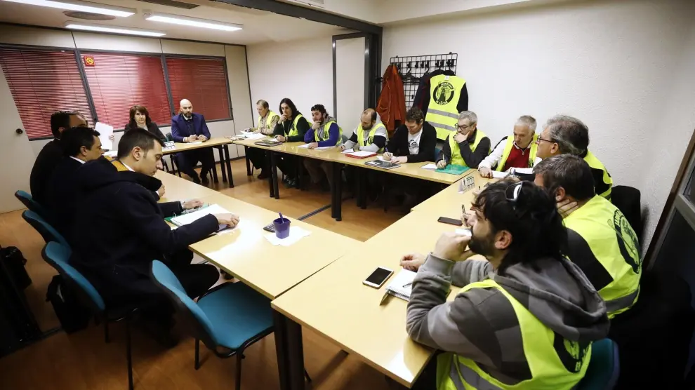Reunión en el SAMA entre FCC y trabajadores de parques y jardines de Zaragoza
