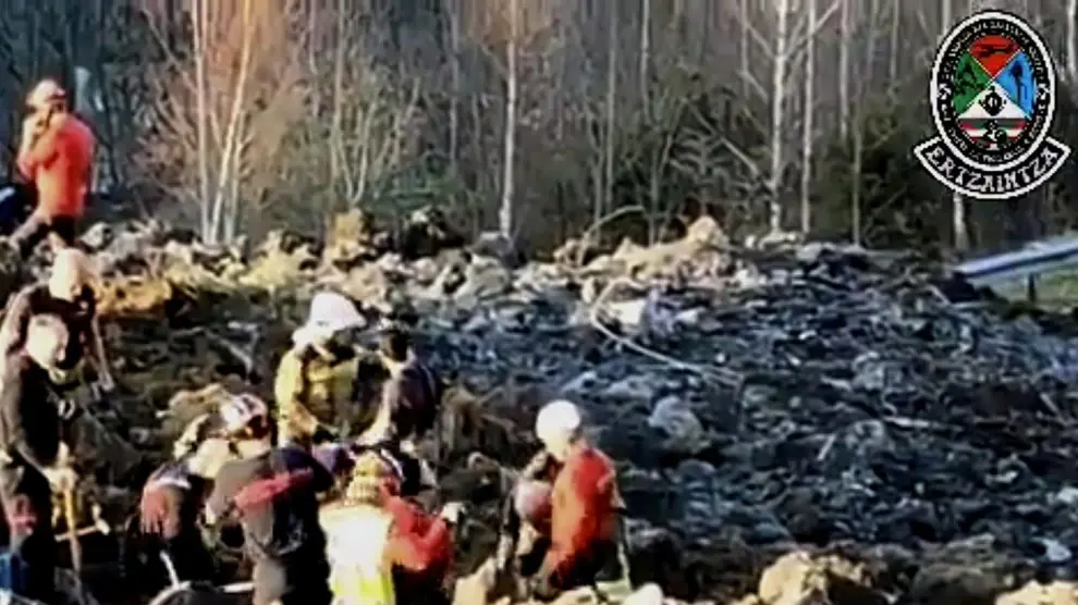 Rescue workers search for bodies after a landslide hit Zaldibar, Basque Country, Spain February 6, 2020, in this still image obtained from social media video. UVR ERTZAINTZA/via REUTERS THIS IMAGE HAS BEEN SUPPLIED BY A THIRD PARTY. MANDATORY CREDIT. NO RESALES. NO ARCHIVES. DO NOT OBSCURE LOGO. [[[REUTERS VOCENTO]]]