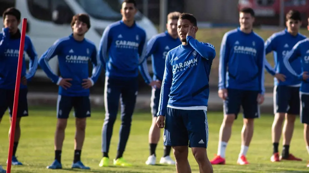 Curiosa imagen de Luis Suárez, con el equipo detrás, en un ejercicio del entrenamiento de este viernes, el previo al partido sabatino contra el Fuenlabrada en La Romareda.