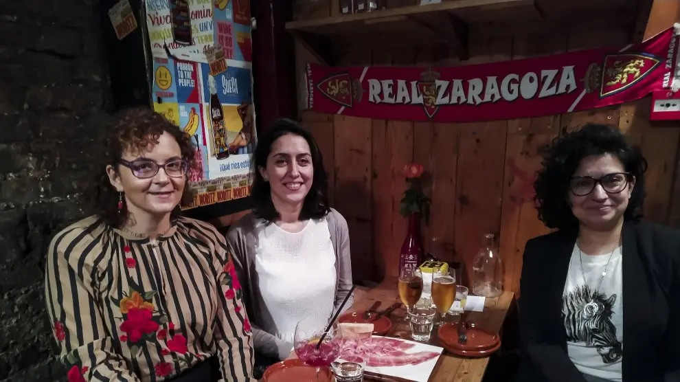 Sandra Esteras, Senai Jiménez y Patricia Forcén, en el Bar Tozino de Londres.