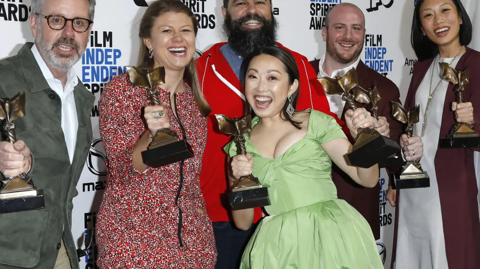 Santa Monica (United States), 09/02/2020.- (L-R) Peter Saraf, Daniele Tate Melia, Lulu Wang, Andrew Miano, a guest, and Anita Gou, winners of Best Feature for 'The Farewell' pose in the press room at the 2020 Film Independent Spirit Awards in Santa Monica, California, USA, 08 February 2020. The award ceremony, organized by the non-profit organization Film Independent, honors the finest independent films of the preceding year. (Estados Unidos) EFE/EPA/NINA PROMMER 35th Film Independent Spirit Awards
