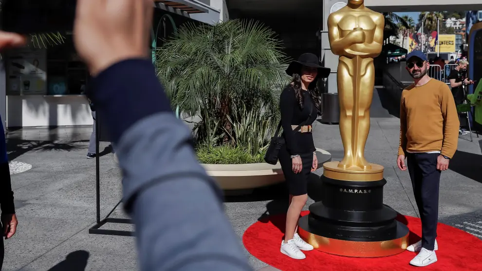 La gente toma fotos junto a la estatua de los Óscar en el Dolby Theatre de Hollywood.