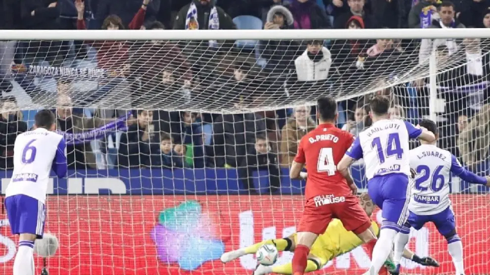 Luis Suárez, en la acción del penalti lanzado en el minuto 9 en el partido del sábado ante el Fuenlabrada, que le paró Biel Ribas.