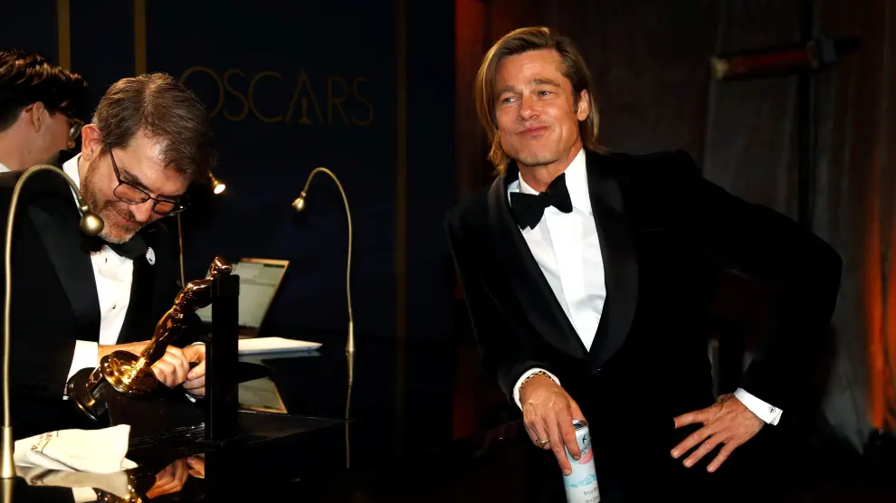 Brad Pitt aguarda a que graben su nombre en su primer Óscar como actor.