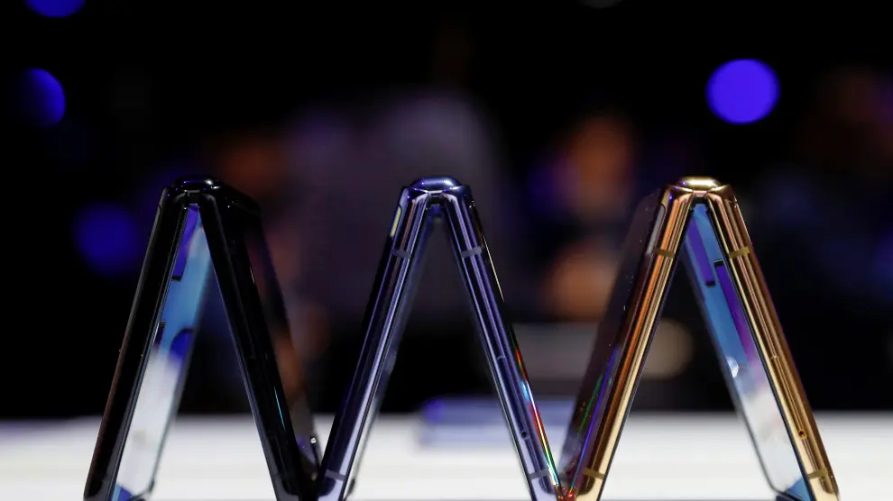 A Samsung Galaxy Z Flip foldable smartphone is seen during Samsung Galaxy Unpacked 2020 in San Francisco, California, U.S. February 11, 2020. REUTERS/Stephen Lam [[[REUTERS VOCENTO]]] SAMSUNG ELEC-SMARTPHONE/