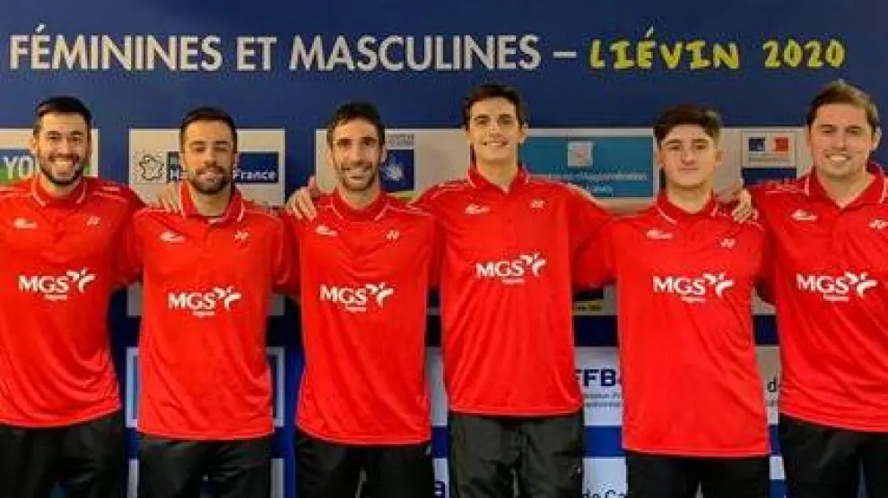 El equipo español de bádminton, con Pablo Abián (cuarto por la derecha), en el Europeo
