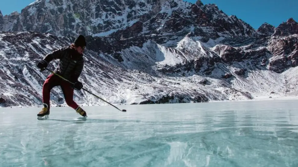 Partido de hockey sobre hielo en la pista más alta del mundo, en Nepal.