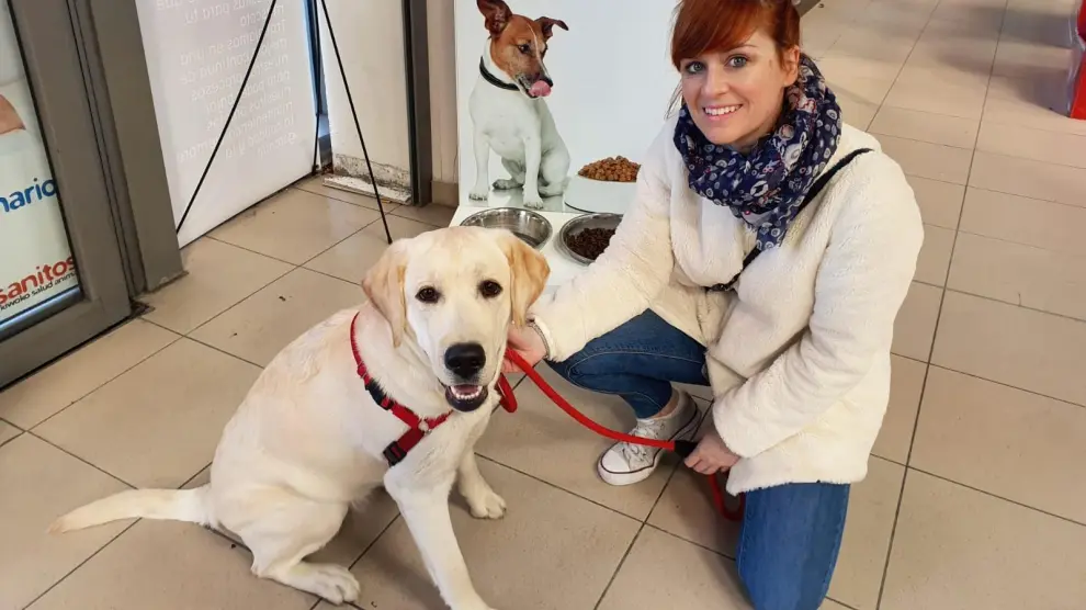 Ana Fustero, acompañada de su perra Habana