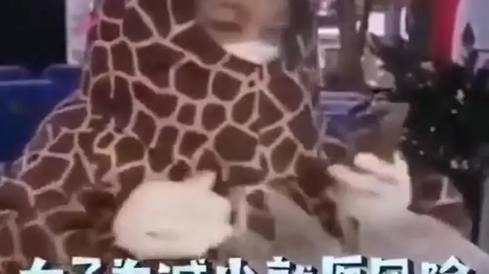 Una mujer acude al médico en China disfrazada de jirafa para no contagiarse con el coronavirus.