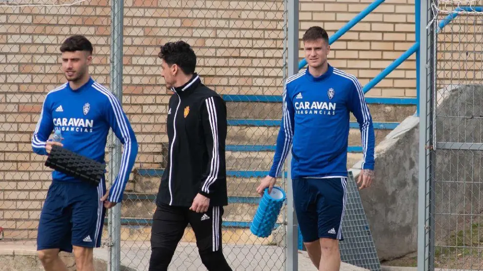 Puado, Cristian Álvarez y Vigaray, puntales básicos del Real Zaragoza, al inicio del último entrenamiento.